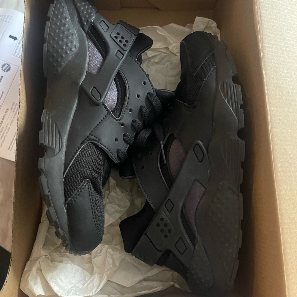 (2) PAIRS OF NIKE HUARACHE RUNS
